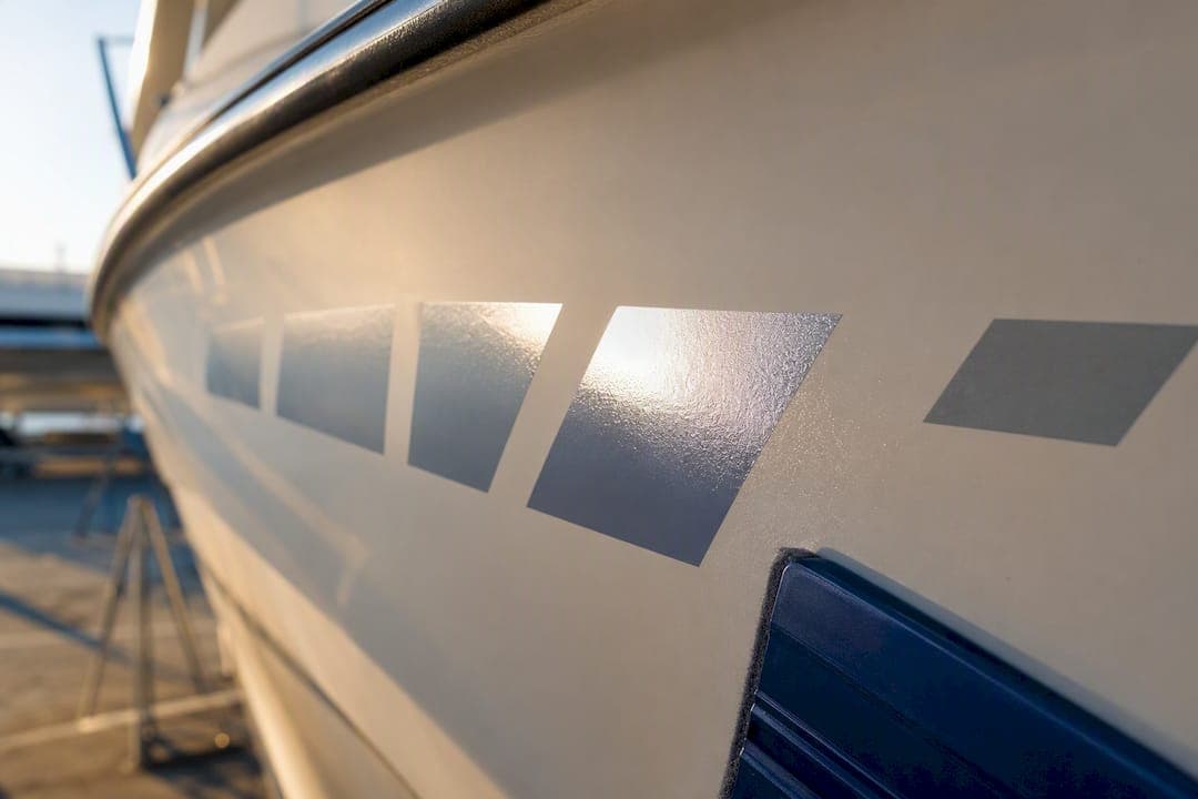 Boat Decals: Clean, Compliant Sets in 3–5 Days for Owners & Dealers